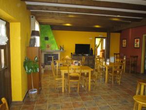 Barajas de GredosHotel Rural La Dehesilla的一间带桌椅和壁炉的餐厅
