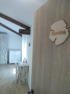 莫托文Casa Rossa Motovun的一间房间,上面有桌子和标牌,上面写着阿尔伯克基语