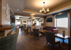 克利夫罗天鹅宾馆的餐厅设有酒吧和桌椅