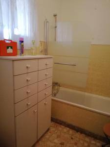 AtalaiaCasa Conceição的浴室配有白色梳妆台和浴缸。