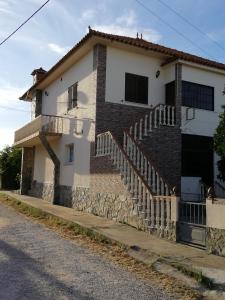 AtalaiaCasa Conceição的前面有楼梯的房子