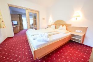 弗林肯贝格Superior Hotel Persal的一间卧室配有一张大床,铺有红地毯