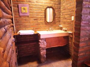 Villa TulumbaPosada la Cabaña的一间带水槽和镜子的浴室
