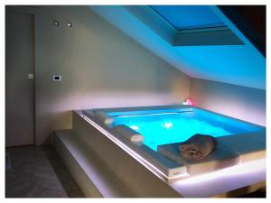 米兰Wellbeing的光线充足的客房内的热水浴池