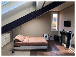 米兰Wellbeing的一间带一张床的卧室,位于带楼梯的房间