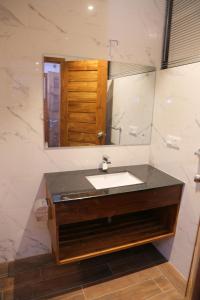 康提莱克伍德住宅公寓的一间带水槽和镜子的浴室