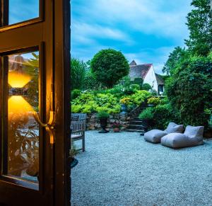 哈特贝格Boutique-Hotel Alter Gerichtshof的透过门可欣赏到花园美景
