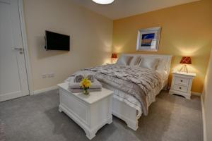 海伦斯堡Chapelhill的卧室配有一张床,墙上配有电视。