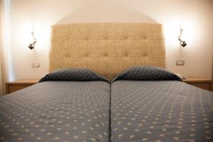 马莱迈阳光套房酒店的卧室内一张带床头板的床