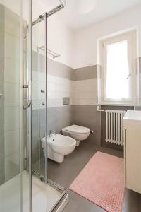 马萨Casa dei Marmi - in Toscana 10 min dal mare的带淋浴、卫生间和盥洗盆的浴室