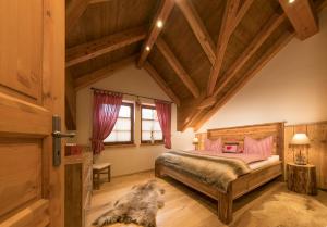 Luxus Ferienhäuser Chalets zum Ilsetal mit Kamin & Sauna in Ilsenburg im Harz客房内的一张或多张床位