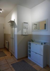 格洛韦Merikoti的一间带水槽和镜子的浴室
