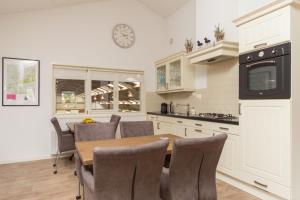 达尔夫森Lenthe Farm Lodge的厨房配有桌椅和微波炉。
