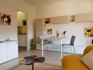 洛索内GRETA 29的客厅配有白色的桌子和椅子