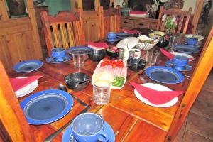 金瓦拉Breacan Cottage B&B的一张蓝色和红色板子的木桌