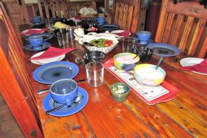 金瓦拉Breacan Cottage B&B的木桌,上面放有盘子和碗的食物