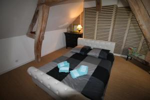 Précy-Saint-MartinMaison IZARO的一间卧室配有一张大床和两个枕头