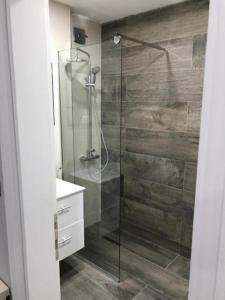 苏托莫雷Guesthouse Montex的一间带玻璃淋浴间和水槽的浴室