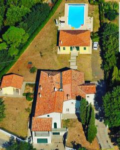 FontaneliceVilla Casetti B&B的享有带游泳池的房屋的空中景致
