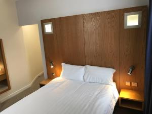 Corona Hotel Rotherham Sheffield Meadowhall客房内的一张或多张床位
