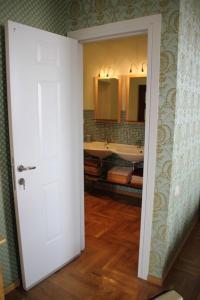 西格纳吉科尔萨住宿加早餐旅馆的一间带水槽和镜子的浴室