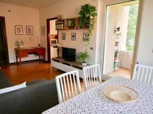 代森扎诺-德尔加达Horto Terapeutico Home的客厅配有桌子和沙发