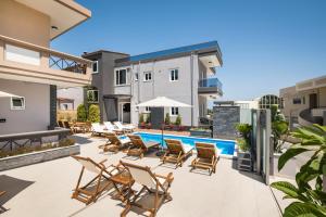 埃亚玛琳娜奈奇多Sun Ray Luxury Apartments的一个带椅子的庭院和一个游泳池