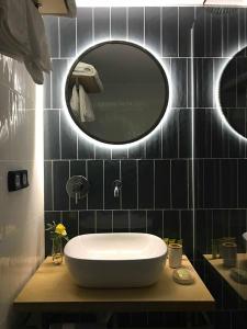 菲尼孔塔Eleni's house的浴室设有白色水槽和镜子