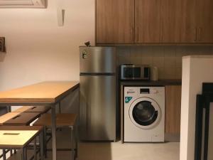 菲尼孔塔Eleni's house的厨房配有冰箱和洗衣机。