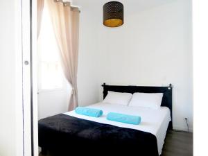 格勒诺布尔La petite Maison的一间卧室配有一张带两个枕头的床