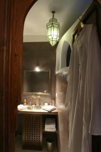 马拉喀什Riad CHERRATA的一间带水槽和镜子的浴室