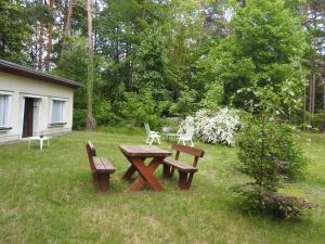 巴特萨罗皮斯库夫Haus Waldfrieden的院子里的一张野餐桌和两个长椅