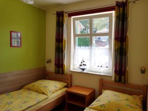 洛默Über dem Meer的一间卧室设有两张单人床和一个窗户。