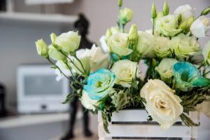 代森扎诺-德尔加达Residenza Elisa的花瓶里一束白色和蓝色的花