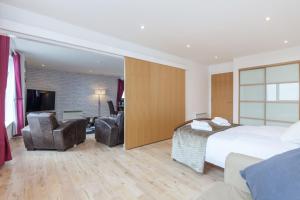 爱丁堡Stylish Penthouse Suite的酒店客房设有床和客厅。