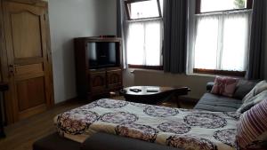 马尔梅迪卡萨安德烈斯酒店的客厅配有床、沙发和电视。