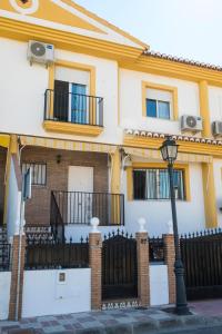 阿尔米利亚Casa Saki的白色的房子,有黑色的栅栏和街灯