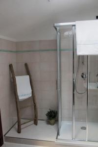 加约拉La Masca的浴室设有淋浴,椅子上配有毛巾