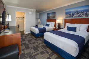 旧金山旧金山海湾大桥酒店的酒店客房配有两张床和一张书桌