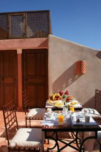 马拉喀什Riad CHERRATA的天井上的餐桌和食物