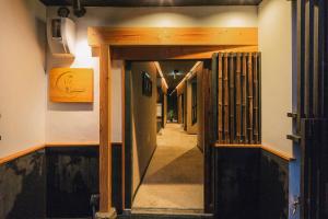 京都京都叶月宾馆的走廊,设有通往客房的开放式门