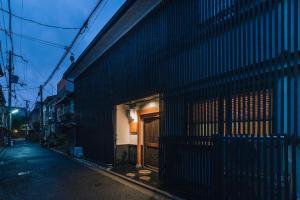 京都京都叶月宾馆的街道边有门的黑色建筑