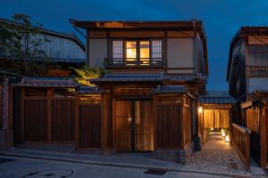 京都坎普顿度假屋 京都清水的一座带木栅栏和门的房子