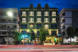 曼谷Chillax Heritage Hotel Khaosan - SHA Extra Plus的夜幕降临的城市街道上