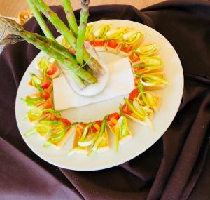 勒布拉索斯兰德酒店的一块带花圈的蔬菜的食品