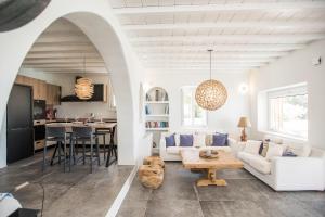 9 Islands Suites Mykonos的休息区