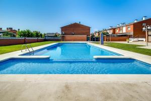 帕拉福尔斯Vivalidays Casa Pinell - Palafolls - Costa Barcelona的庭院里的一个蓝色海水游泳池
