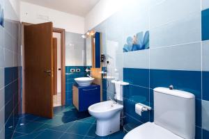 帕泰尔诺Rocca degli Etnei的蓝色的浴室设有卫生间和水槽