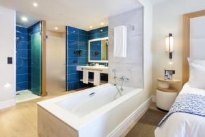 阿德耶格兰塔坎德梦想水疗酒店的带浴缸、水槽和床的浴室