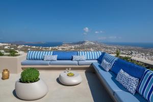 皮尔戈斯Halcyon Days Suites的海景阳台上的蓝色沙发